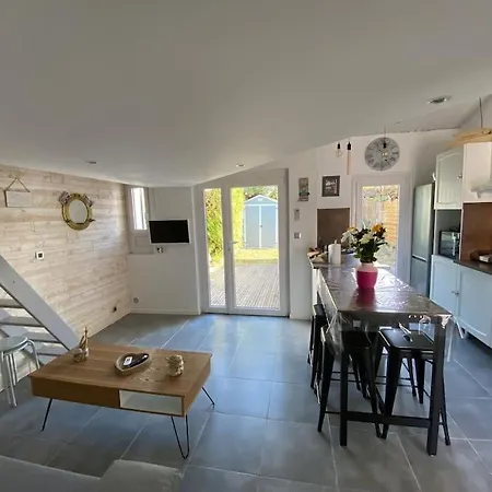 Agreable Maison, A 400m, Jardin, Piscine Et Tennis 度假居 *